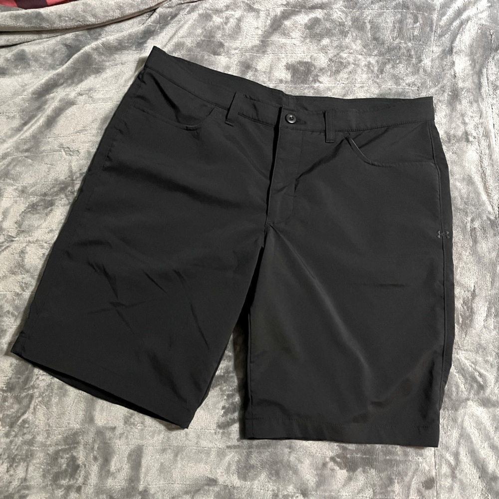 UNDER ARMOUR. Mens Heat Gear, Loose Fit Golf Shorts - Size 38